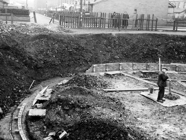 Construction of a static water supply basin on Wooler Street in December 1942.