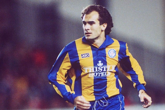 Donning an iconic Leeds change strip, Dorigo surges down the left flank in 1993. (Image: Shaun Botterill/Allsport)