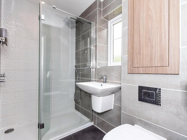 There is also a master bedroom with an en-suite.