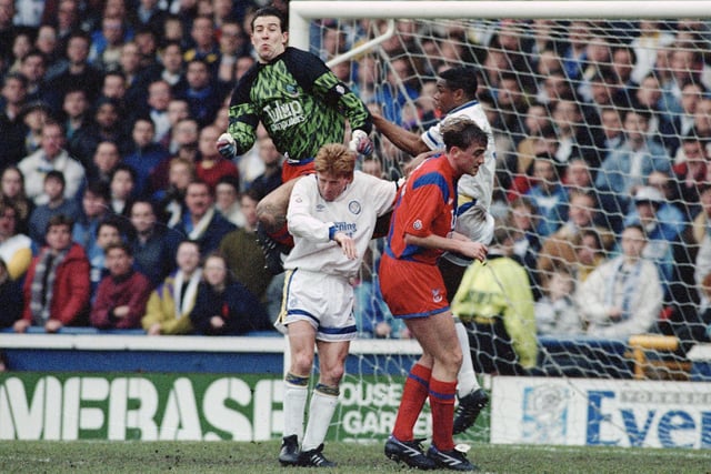 Palace 'keeper Nigel Martyn towers above Gordon Strachan.
Picture by Varleys.