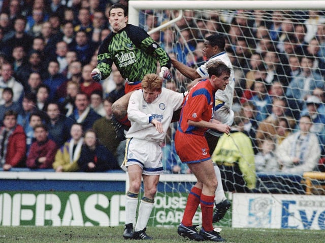 Palace 'keeper Nigel Martyn towers above Gordon Strachan.
Picture by Varleys.