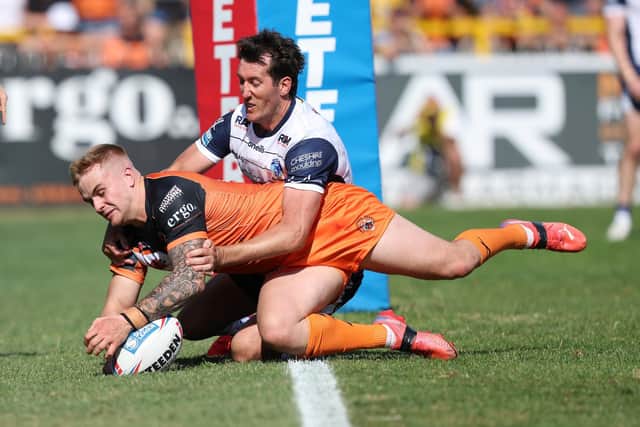 Castleford Tigers' Alex Sutcliffe scores a try in the 35-22 win over Super League rivals Warrington Wolves at Wheldon Road. Picture by John Clifton/SWpix.com