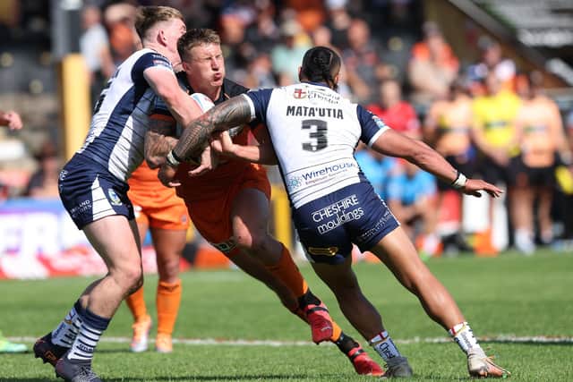 GOOD DAY: Castleford Tigers' Alex Mellor runs into Warrington Wolves' Peter Mata'utia and Matty Nicholson Picture by John Clifton/SWpix.com