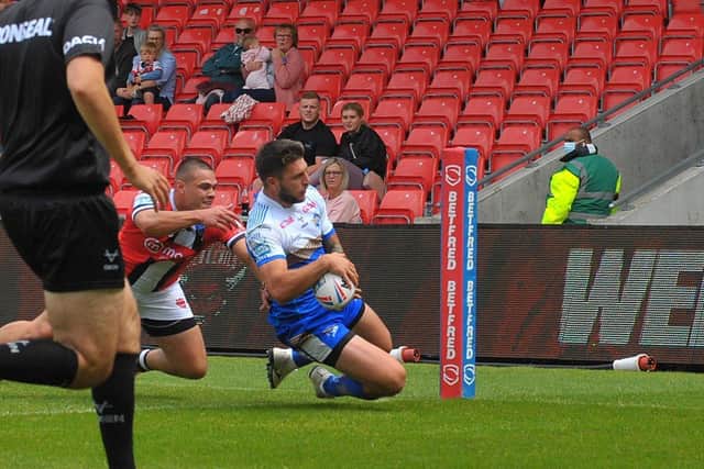 Tom Briscoe scores for Rhinos. Picture by Steve Riding.