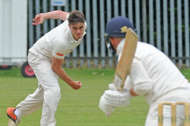 Iain Laidlaw of Cleckheaton runs in against Townville. Picture: Steve Riding.
