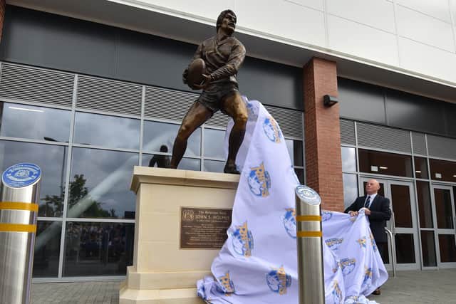 Former Leeds captain David Ward unveils the statue of his late, great teammate John Holmes. Picture by Matthew Merrick Photography/Leeds Rhinos.