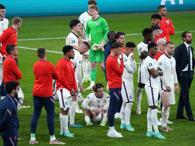 Розчарована команда Англії після поразки від пенальті від Італії у фіналі Євро-2020.