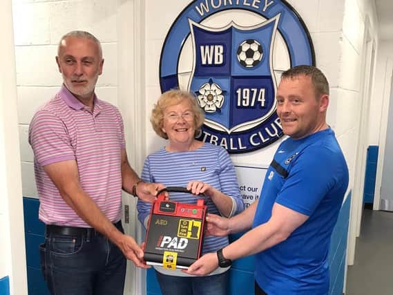 Leeds United Supporters' Trust donated a defibrillator to Wortley Football Club.