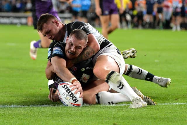 Cameron Smith stretches out to score at Hull. 
Picture: Jonathan Gawthorpe.