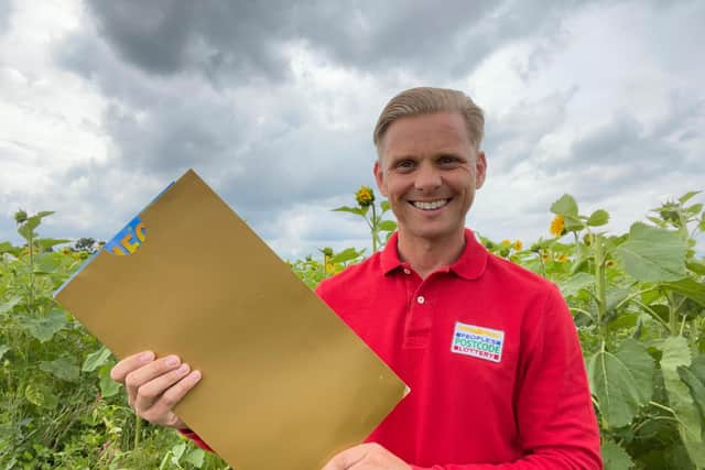 Jeff Brazier with the winning envelope