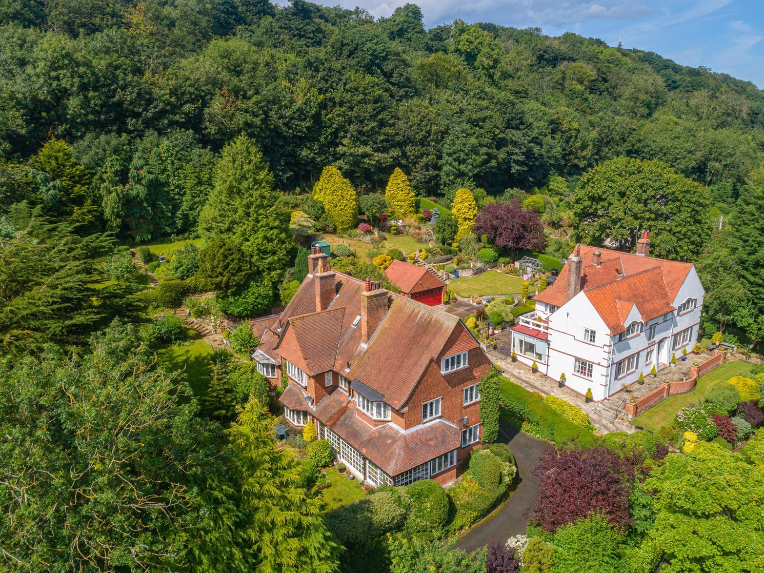 An aerieal view showing the house that is currently for sale, and its surroundings.