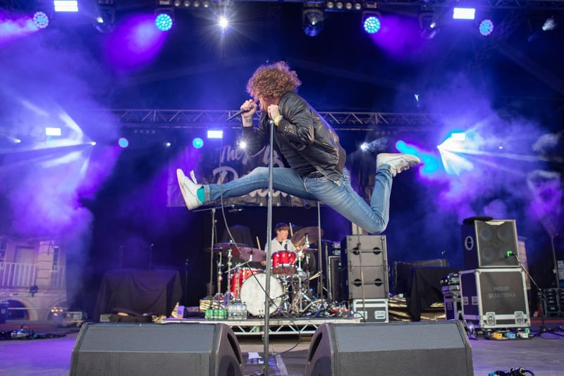 Pigeon Detectives at The piece Hall. Photos by Frank Ralph