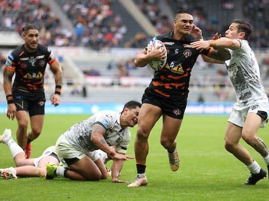 Peter Mata'utia on his way to scoring Tigers' final try. Picture by John Clifton/SWpix.com.
