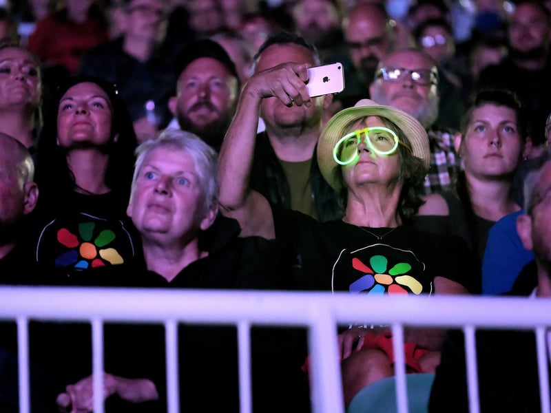 James fans enjoy the show.