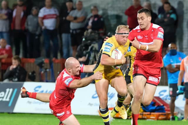 Castleford Tigers' Oli Holmes goes on the charge to set up Niall Evalds' try against Hull KR. (DEAN ATKINS/SWPIX)