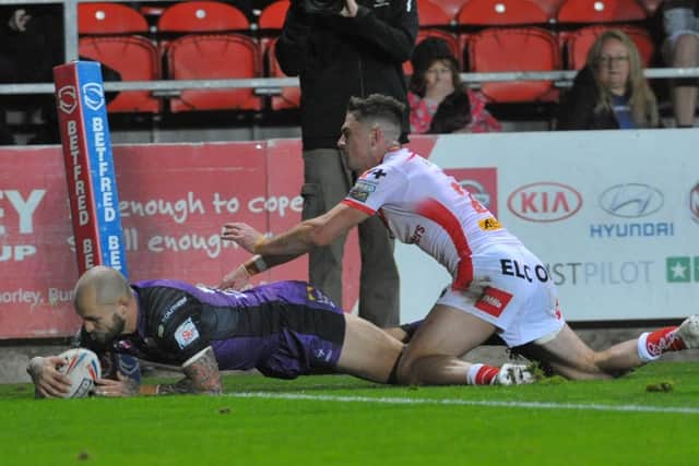 Luke Briscoe scores Rhinos' final try of the 2022 season. Picture by Steve Riding.
