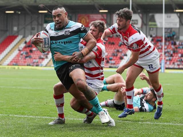 Mahe Fonua scores for Hull in their win at Leigh in June. Picture by Paul Currie/SWpix.com.