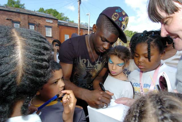 Richards opens Woodland Mount Pocket Park, Chapeltown, in 2007 (Photo: Steve Riding)