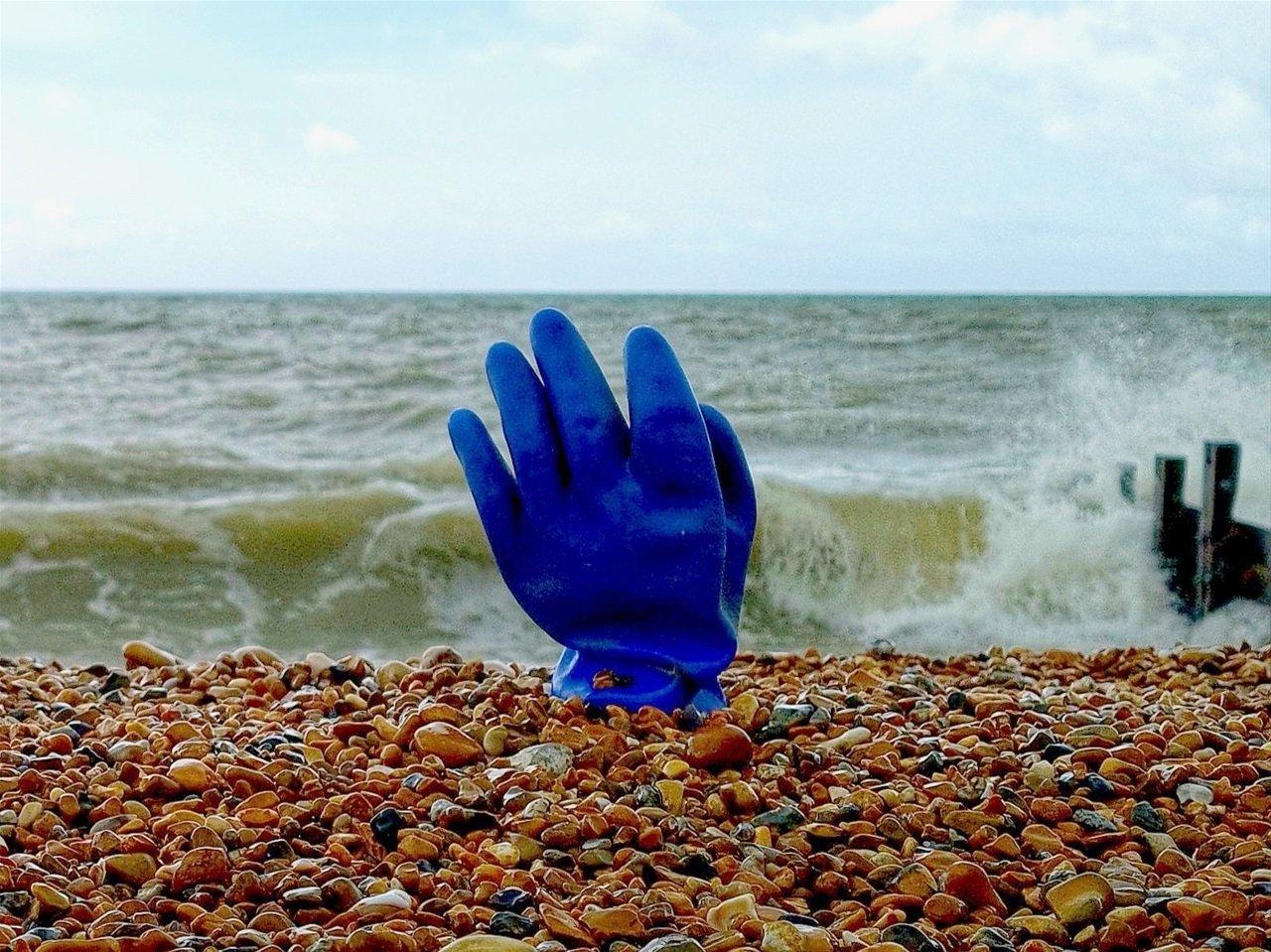 It is estimated that by 2050 the plastic in the ocean will outweigh all the fish. That is why Chris and Lara are asking for more people to lend a hand now. SUS-220103-130711001