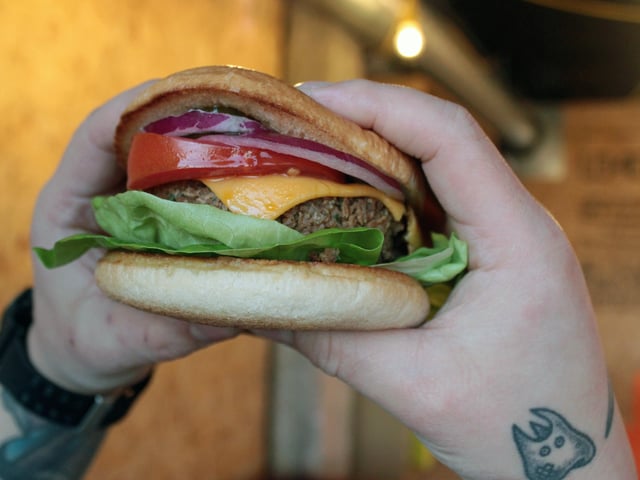 Cactus Kitchen Gals - vegan classic burger