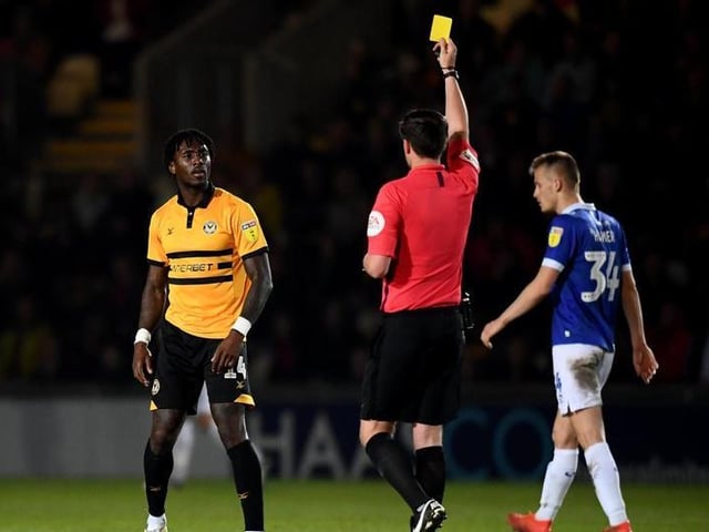 Adebayo Azeez receives a yellow card.

Photo: Getty Images
