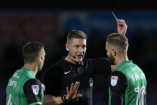 Referee Robert Jones show s a yellow card to Kevin Van Veen, then of Scunthorpe United.

Photo: Getty Images