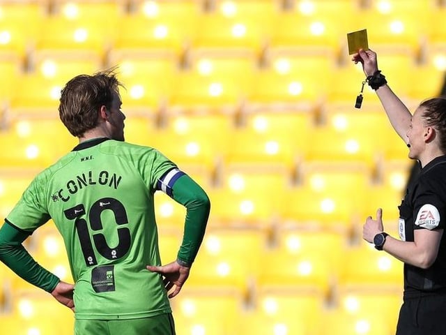 Rebecca Welch shows a yellow card to Tom Conlon.
Photo: Getty Images