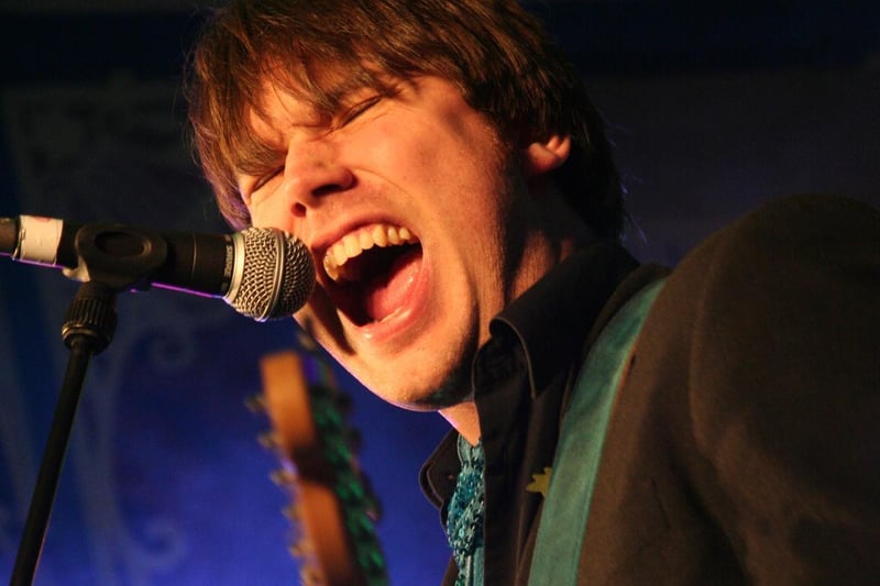 Ollie Barron of Shoot More Holes performing in 2007
