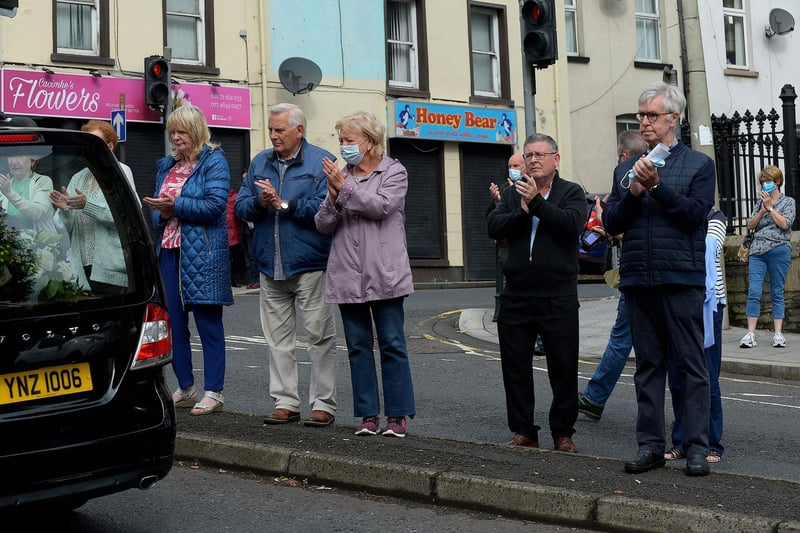 Local people clap the funeral cortege of Pat Hume as it moves towards Marlborough Terrace on Monday morning. George Sweeney.  DER2136GS – 071