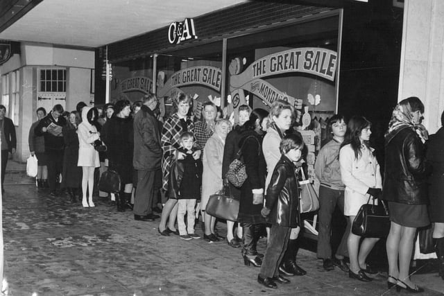 Queues for the sales at C&A in December 1976.