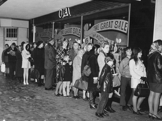 Queues for the sales at C&A in December 1976.