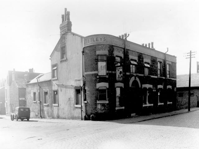 The Wellington Inn on Buslingthorpe Lane, a Tetleys public house. This is at the corner with Stanhope Terrace, which is on the left. Behind the Inn is Wellington Yard. Pictured in September 1958.