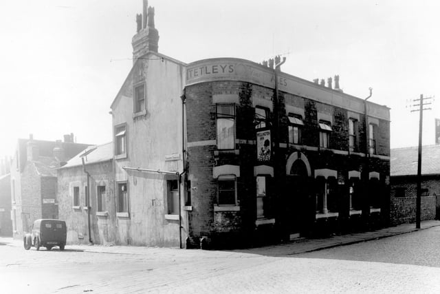 The Wellington Inn on Buslingthorpe Lane, a Tetleys public house. This is at the corner with Stanhope Terrace, which is on the left. Behind the Inn is Wellington Yard. Pictured in September 1958.