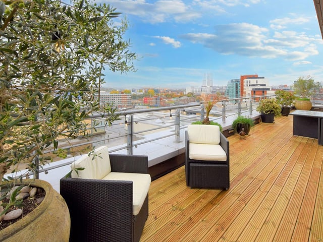 The property is offered with no onward chain and comes with a fabulous 472 sq. Ft. South facing terrace with panoramic views and secure underground parking.