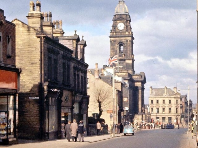 Queen Street on the last Sunday morning in March 1961. Civic dignitaries and representatives are forming up a procession in front of the Town Hall steps in order to march to Queen Street Wesleyan Chapel.