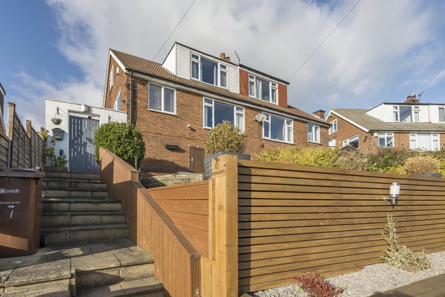 This elevated property on Stoneycroft in Central Horsforth, just a few minutes walk from Town Street, shops, restaurants, coffee bars and local amenities.