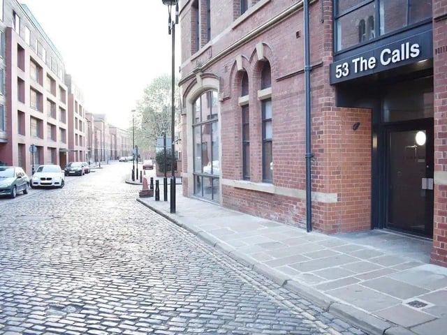 The flat resides by a plentiful amount of bars, pubs, restaurants, shops and interesting landmarks.