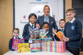 B&DWYW - SGB-68155 - Danielle from Barratt and David Wilson Homes delivering the books to pupils