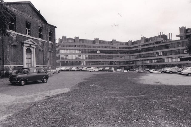 A rotting Georgian house in the shadow of new Leeds University buildings in June 1975.