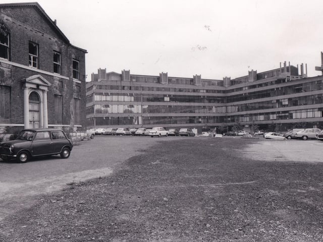 A rotting Georgian house in the shadow of new Leeds University buildings in June 1975.