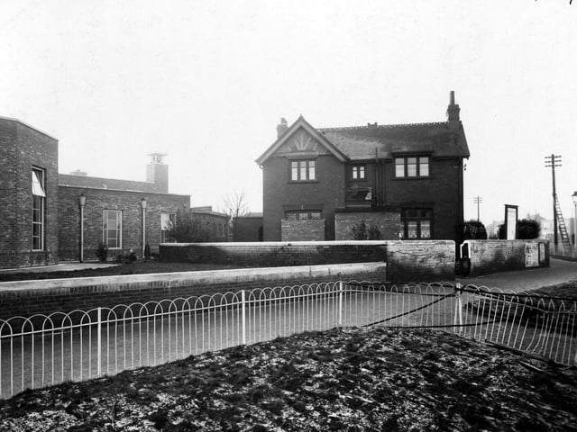 The Police Station at the junction of Cross Gates Lane with Station Road in January 1940. It opened in 1900 and became Leeds City Police property following boundary extensions and used as a section station until 1965 when it was taken over by Social Services; it has now been demolished. On the left is Crossgates Library which is on Farm Road and opened in 1939.