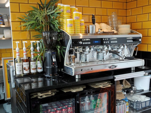 Mad Frans serves both hot and cold drinks.