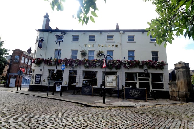 Built as a home for a timber merchant in 1741, the Palace on Kirkgate was registered as an inn 100 years later in 1841. It is believed to have been names The Palace after one of the breweries whose ale it used to sell. From 1874, it was owned by the Castelow family who brewed their own beer, and are all buried in St. Peter’s graveyard next door. It was bought by Melbourne Breweries in 1926, then passed on to Tetley’s in the 1960s.