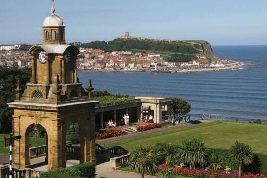 Southcliff Gardens in Scarborough is home to a garden collection including the Spa Gardens, Italian Gardens, Prince of Wales Gardens, the Rose Garden, Holbeck Gardens, and the Shuttleworth Gardens. 
Visitors can wander the twisting trails that descend a significant slope from the Esplanade to the Seafront, and admire the beautiful trees, shrubs and unique structures on display.