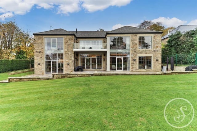 165 Alwoodley Lane sold in April 2022 for £2,900,000. The home is just over 6,700 sq ft and has views over Sandmoor Golf Course, plus an outstanding master bedroom suite.