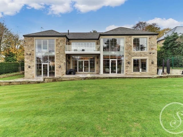 165 Alwoodley Lane sold in April 2022 for £2,900,000. The home is just over 6,700 sq ft and has views over Sandmoor Golf Course, plus an outstanding master bedroom suite.