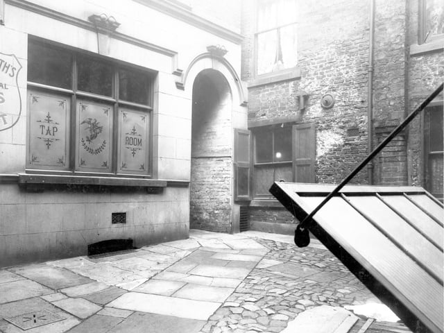 A view of Angel Inn Yard which ran between Briggate and Lands Lane. Pictured in March 1907.