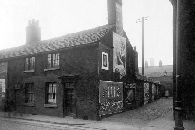 The cobbled entrance to Taylor's Place taken from Low Road in August 1929. Painted advertising signs to gable end of house, most prominent are Sunlight Soap, Parkinsons pills and Palethorpes.