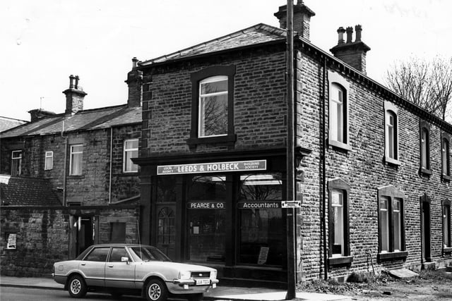 Victoria Road in April 1981. Pearce & Co., accountants, and the Leeds and Holbeck Building Society are both in focus.