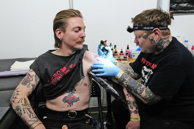 Andy Donaldson gets a tattoo from Dan Allen.